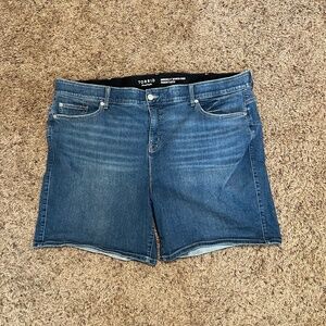 Torrid Bombshell 8” Bermuda Denim Shorts – Size 28